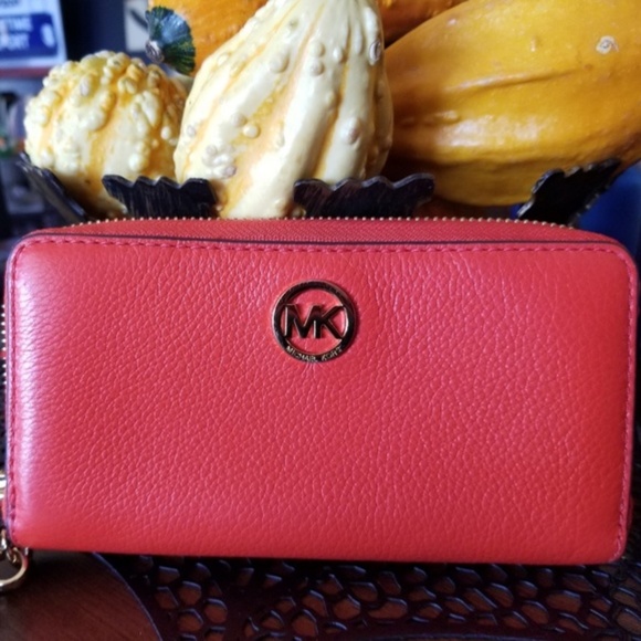 Michael Kors Handbags - Michael Kors Fashion Fresh Leather Wallet